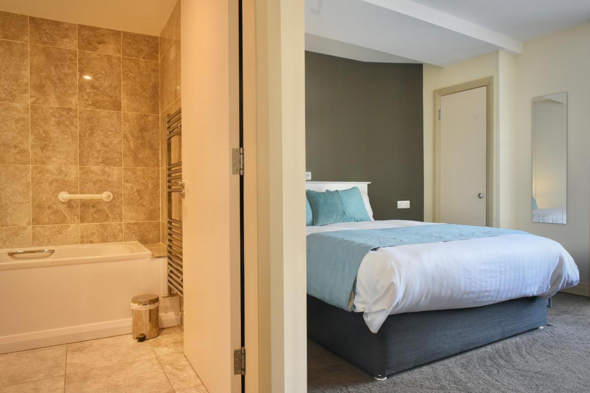 The Lough & Quay Town Centre 3*
